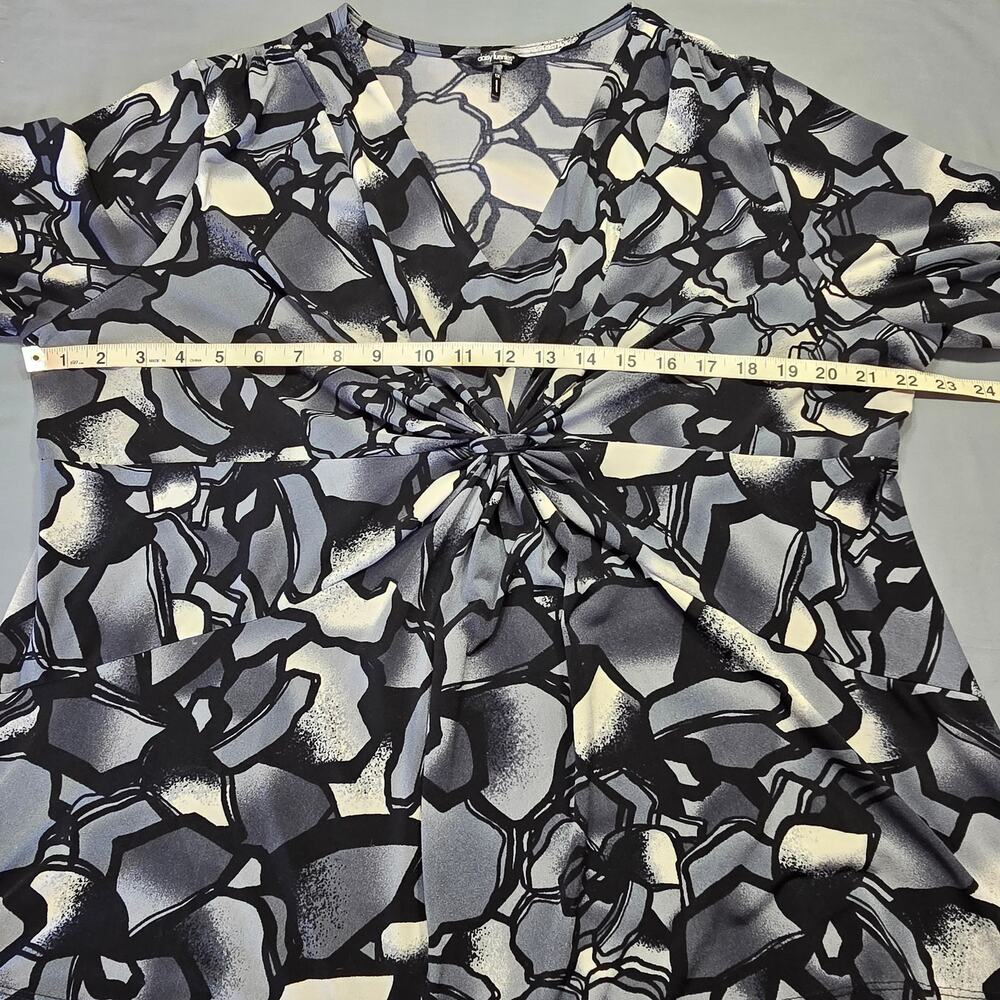 Daisy Fuentes Black Shirt Stretch Preppy Geo Print V-Neck 3/4 Sleeves Women's 1X - Picture 6 of 10